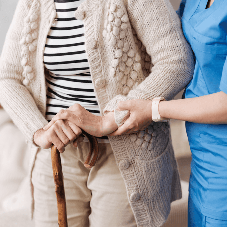 Kujdesi për të Moshuarit: Shërbimi Inovativ në Shtëpinë Tuaj